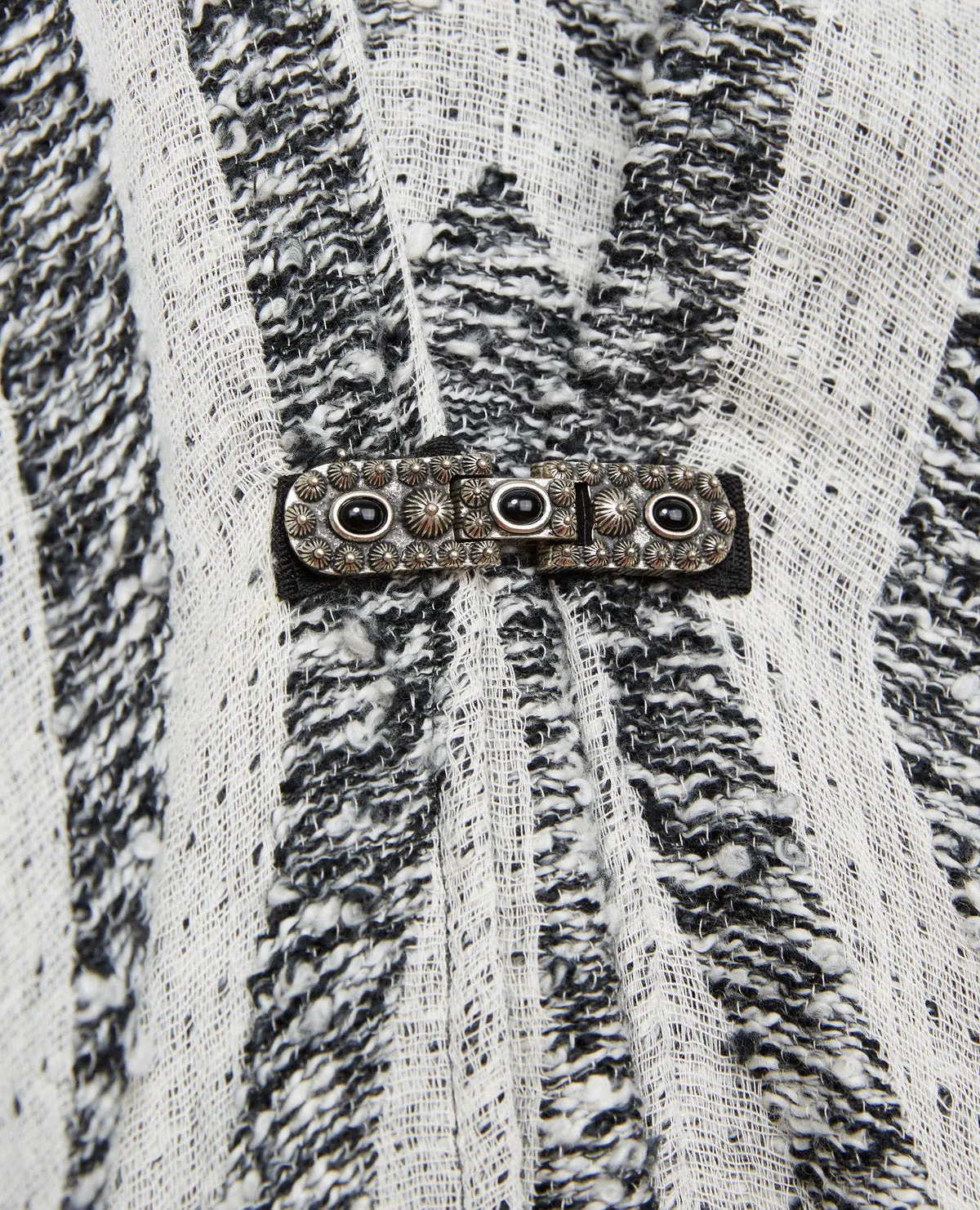 Poncho zébré à fermoir bijou